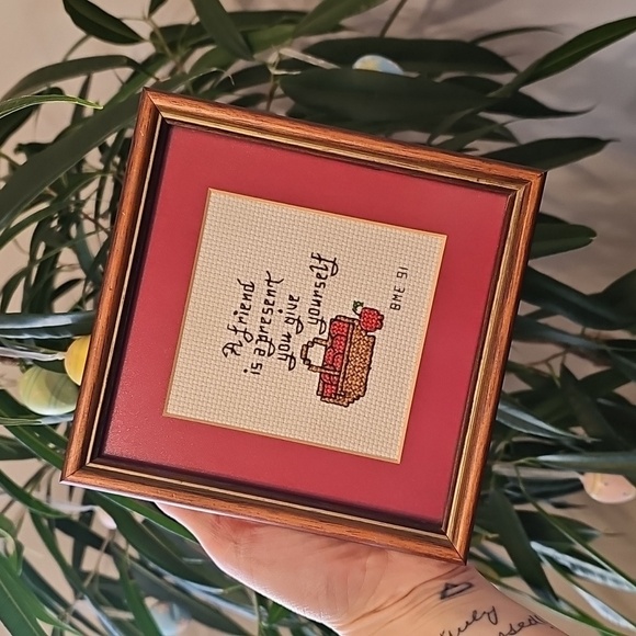 Vintage Friend Saying Cross Stitch 6x6" Frame - Picture 1 of 10